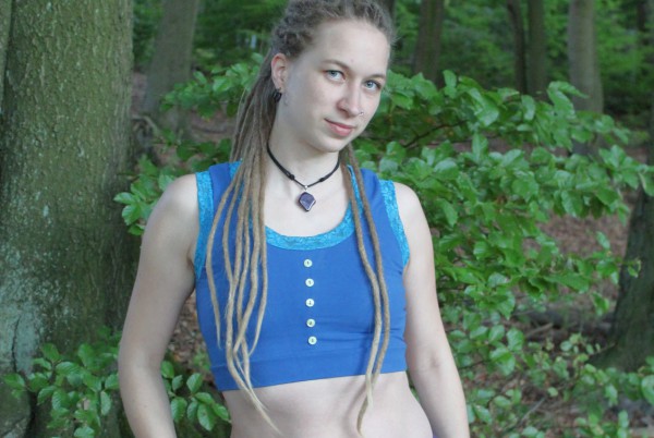 Croptop blau mit Spitze und Knöpfen