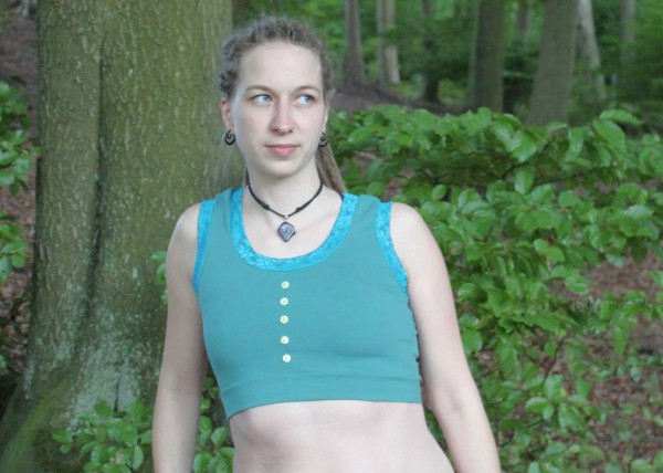 Croptop grün mit Knöpfen und Spitze